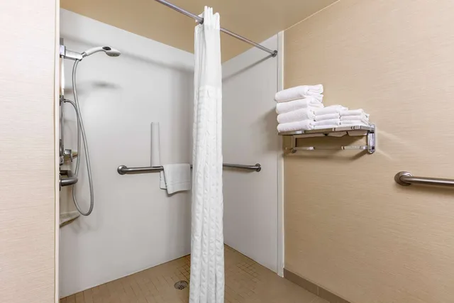 غرفة بسرير كينج لذوي الإعاقة، Comfort Inn University Durham Chapel Hill Formerly Comfort Inn University 6/6