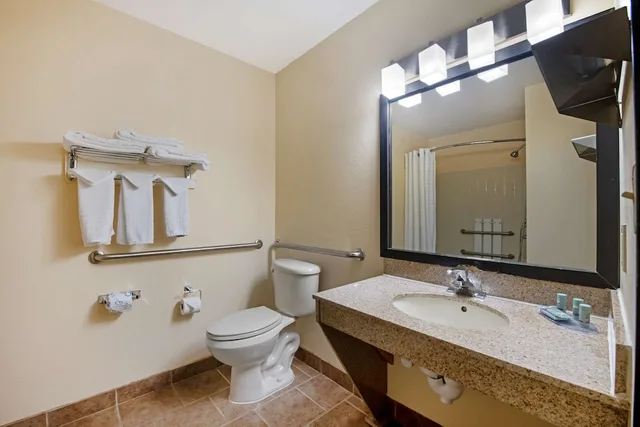 غرفة قياسية بسرير كينج لذوي الإعاقة، Best Western Laramie Inn & Suites 6/8