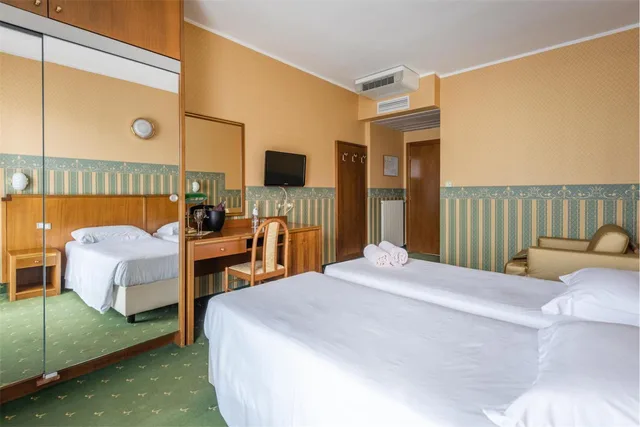 غرفة كلاسيكية بإطلالة على البحيرة، HOTEL SPLENDID PALACE 3/3