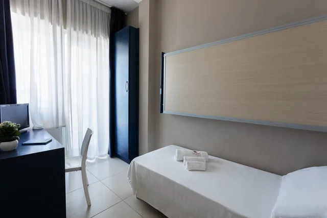 غرفة قياسية رباعية بسرير مزدوج وسريرين منفصلين، Belvedere Torre Dell Orso Hotel 3/4