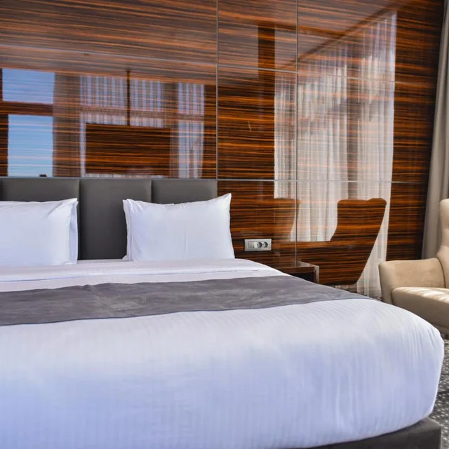 جناح جونيور بشرفة، Hotel Monarch 3/9