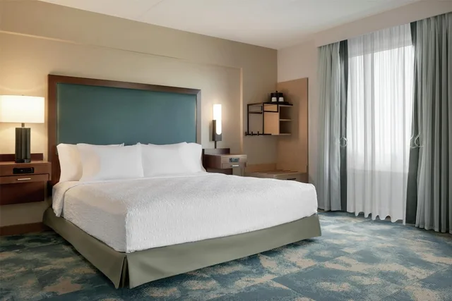 غرفة بسرير كينج مع أريكة لذوي الإعاقة، Hampton Inn Lancaster, PA 3/5