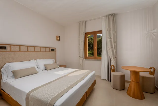 غرفة كلاسيكية بسرير كينج بإطلالة على الحديقة، Myo Hotel Rocce Sarde 2/7