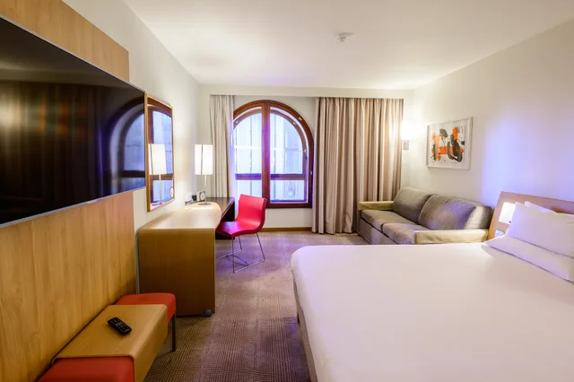 Standard, Double Bed, Sofa, Novotel Birmingham Centre 3/10