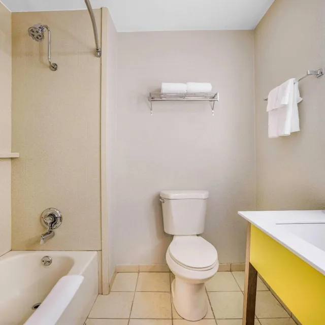 2 Bedrooms, Suite, Days Inn by Wyndham Cortez 4/6