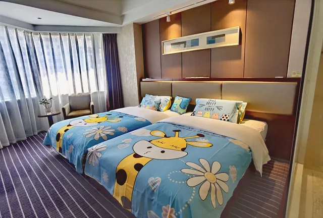 Cozy, Connecting, Family, Hai Tian 1/2