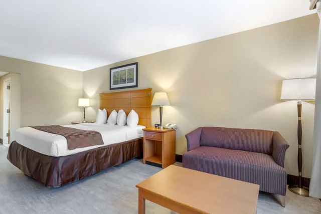 غرفة بسرير كينج بحوض جاكوزي، Best Western Danbury/Bethel 1/4