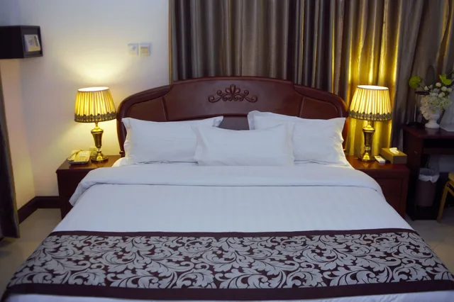 Executive, Suite, Queen Bed, Kingsbridge Royale Hotel 5/7