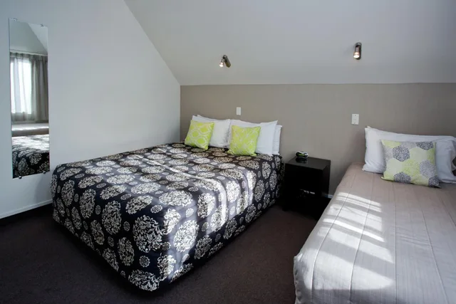 1 Bedroom, Apartment, Double and Twin Beds, Large, Cable Court Motel 1/10