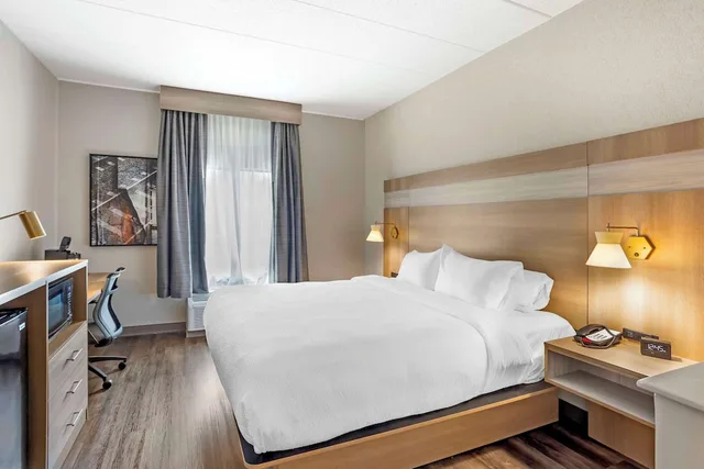 غرفة قياسية بسرير كينج بحوض جاكوزي، Best Western Plus Heritage Rail Inn & Suites 7/10