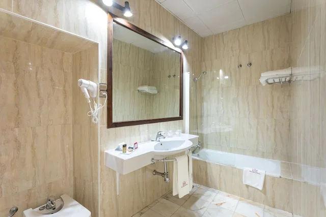 غرفة عائلية ثلاثية بسرير مزدوج وسرير فردي، Sao Joao de Deus by RIDAN Hotels 8/8