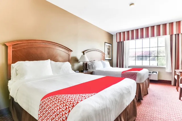 2 Queen Bed, Oyo Townhouse Oklahoma City Airport 3/7