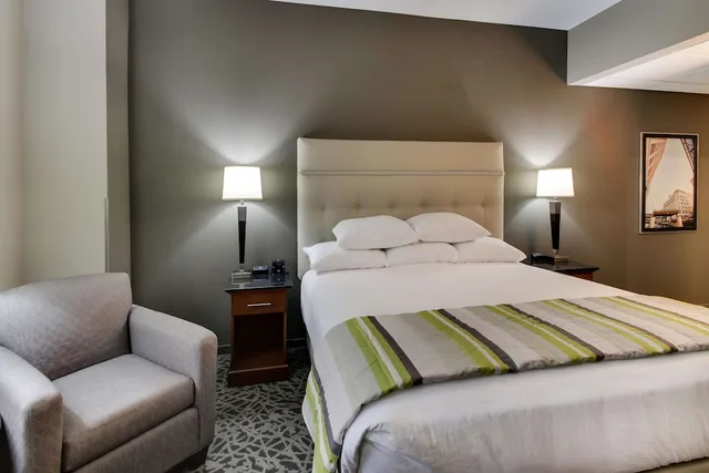 غرفة ديلوكس بسرير كينج في طابق مرتفع، Drury Plaza Hotel Milwaukee Downtown 4/6