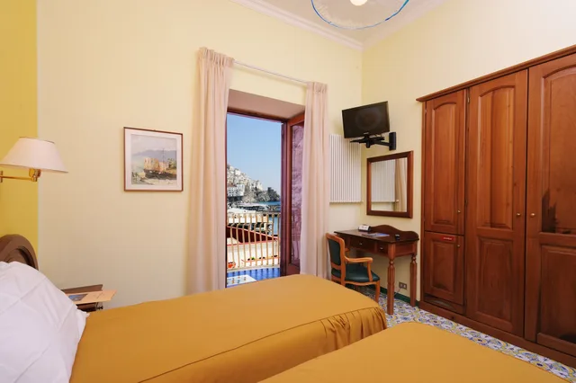 غرفة بسرير مزدوج أو سريرين منفصلين بإطلالة جزئية على البحر، Hotel La Bussola 2/10