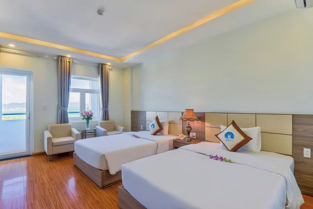 غرفة بريميير بسريرين منفصلين بإطلالة على البحر بغرفة نوم واحدة، Sky Beach D20 Nha Trang Hotel 1/5