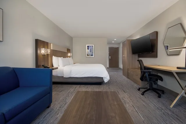 جناح بسرير كينج مع أريكة بحوض استحمام لذوي الإعاقة، Holiday Inn Express & Suites Muskegon - Grand Haven, an IHG Hotel 2/3