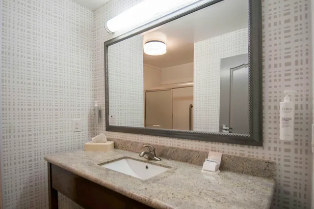 غرفة بسرير كينج مع أريكة، Hampton Inn West Monroe 4/5