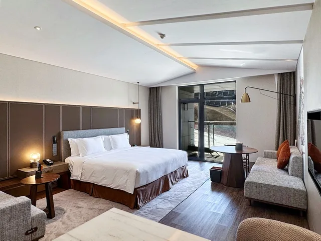 غرفة بريميوم بسرير كينج بإطلالة على الجبل، Crowne Plaza CHONGLI RESORT 3/10