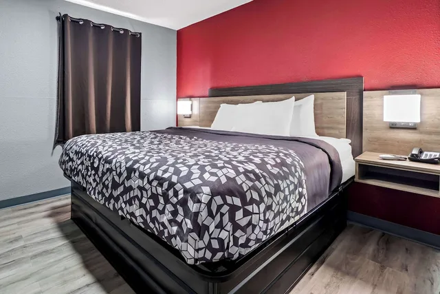 جناح بسرير كينج مع أريكة، Econo Lodge Kennett 1/3