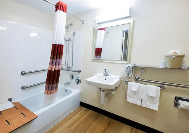 غرفة ديلوكس بسرير كينج لذوي الإعاقة، Red Roof Inn St Clairsville - Wheeling West 3/3