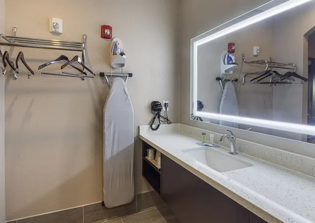 غرفة قياسية بسرير كينج، Econo Lodge Inn and Suites Houston NW-Cy-Fair 4/4