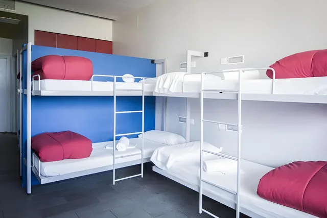 غرفة بسريرين منفصلين بشرفة، Centre Esplai Hostel 1/1