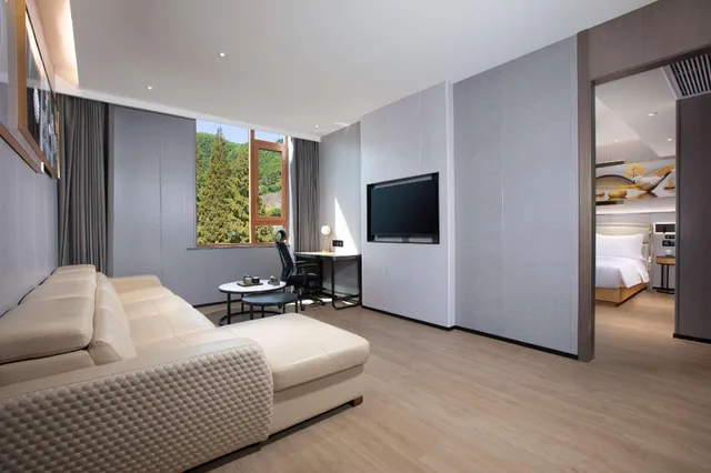 Smart, Premier, Suite, King Bed، Microtel by Wyndham Huangshan Tangkou 1/1