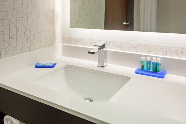 غرفة قياسية بسرير كينج مع أريكة، Holiday Inn Express Hotel Suites Oakland Airport 2/4