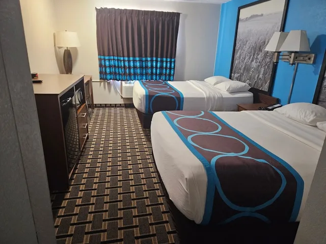 غرفة بسريرين مزدوجين، Super 8 By Wyndham Lincoln West 3/7