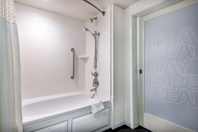 جناح بسرير كينج بحوض جاكوزي، Hampton Inn & Suites Florence Center 4/6