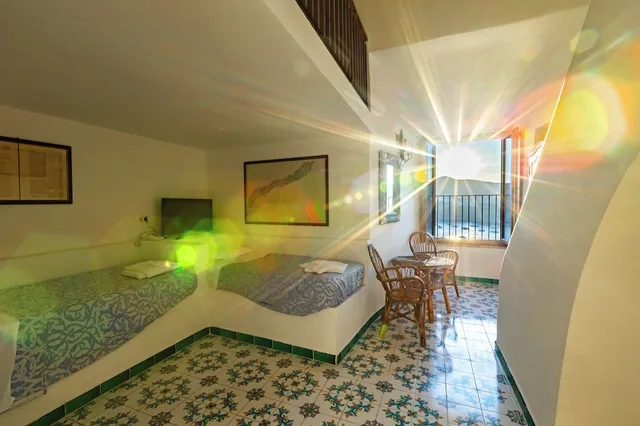 غرفة عائلية بسرير مزدوج وسريرين منفصلين بإطلالة على البحر، Hotel Torre Dei Borboni 6/8