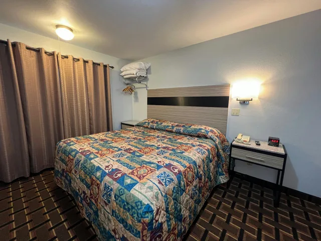 غرفة بسرير كينج، Deluxe Inn Capital O Nebraska City I 29 1/3