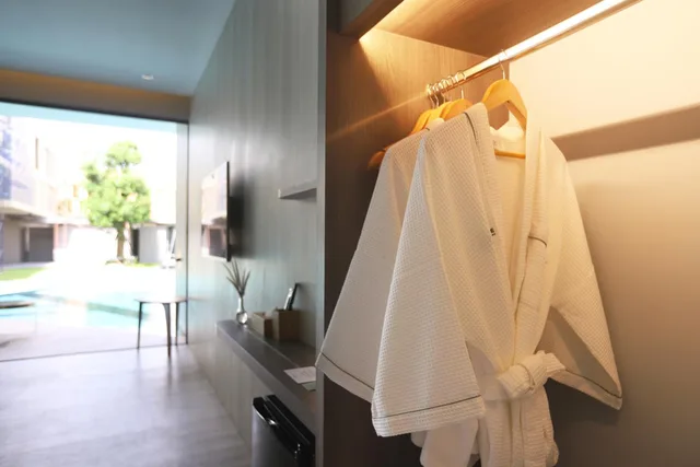 Room, King Bed, Pool Access, The Signature Hotel Airport 5/8