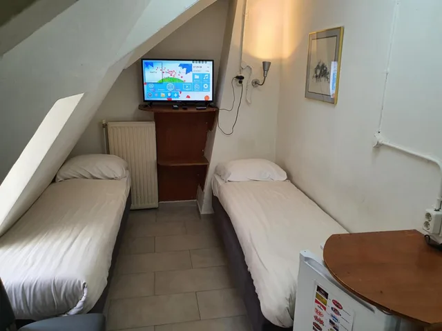 غرفة بسريرين منفصلين بحمام مشترك، Hotel Schroder 1/6