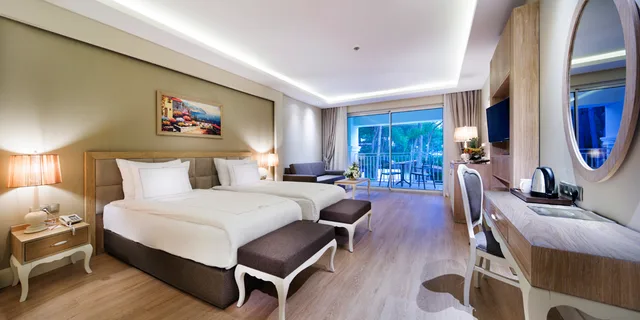 غرفة بسرير مزدوج بإطلالة على المسبح، Bellis Deluxe Hotel 1/1