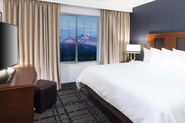 جناح بسرير كينج بإطلالة على الجبل بغرفة نوم واحدة، Embassy Suites by Hilton Anchorage 1/1