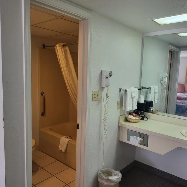 غرفة قياسية بسرير كوين، Blue Ribbon Inn and Suites 2/5