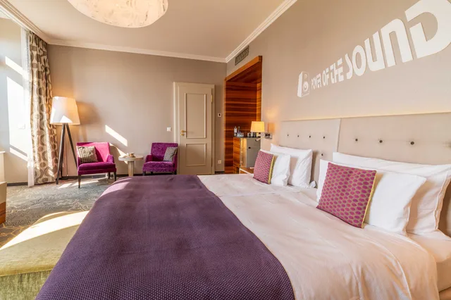 Room, Twin Beds, Lake View, Schweizerhof 3/8