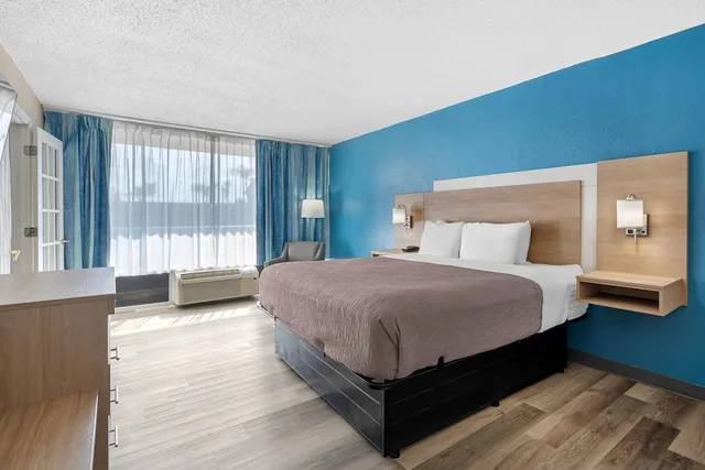 Room, King Bed, Pool Side، Quality Inn & Suites Conference Center 6/9