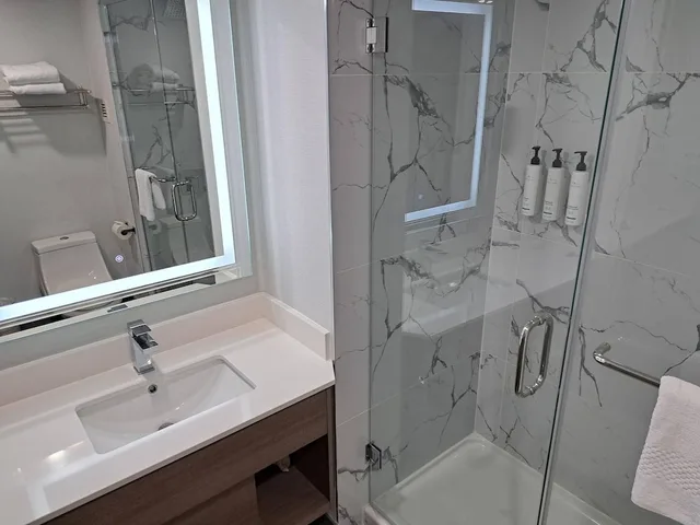 Room, King Bed, Balcony, Comfort Hotel Vancouver Airport 3/3