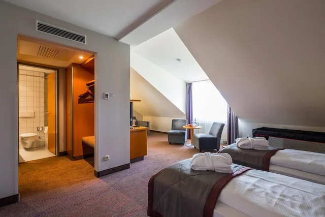 جناح سوبيريور بسريرين منفصلين مع أريكة، Ramada by Wyndham Dresden 3/5