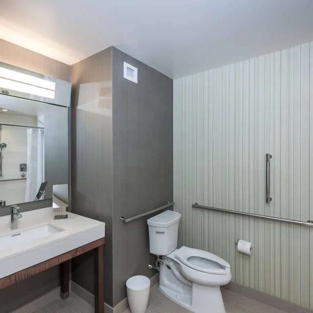 غرفة بسرير كينج وسريرين كوين، COURTYARD BOSTON LITTLETON 4/6