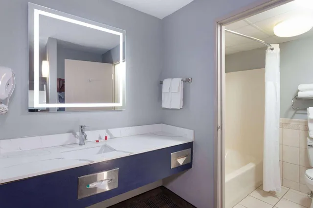 جناح استوديو بسرير كينج مع أريكة، Americinn By Wyndham Peoria 3/3
