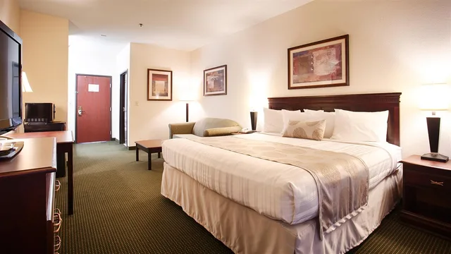 غرفة بسرير كينج مع أريكة بحوض استحمام لذوي الإعاقة، Best Western Executive Inn Jacksonville TX 1/2