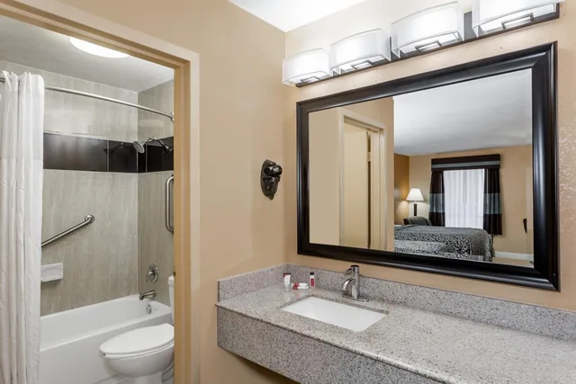 غرفة ديلوكس رباعية بسريرين مزدوجين لذوي الإعاقة، Days Inn by Wyndham Sarasota Bay 4/5