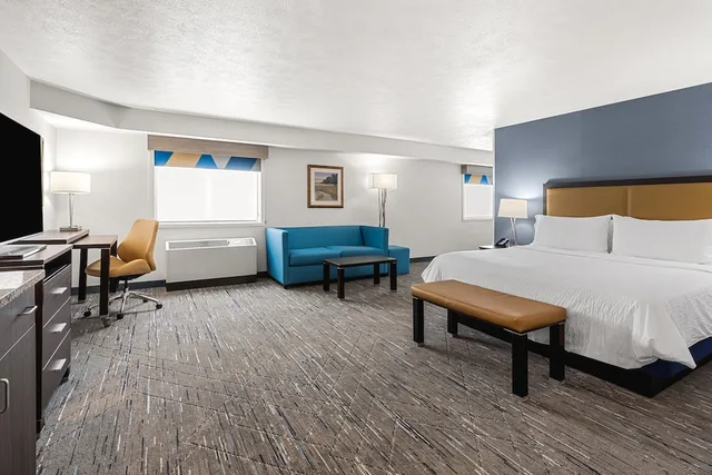 جناح ركني بسرير كينج مع أريكة، Holiday Inn Express Hotel Wenatchee 2/3
