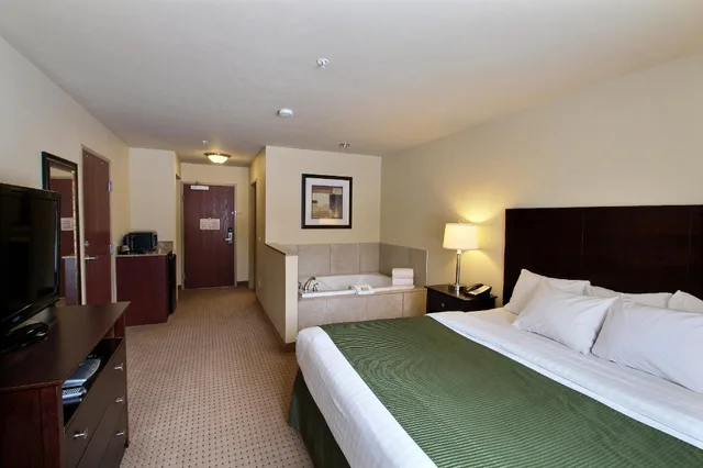 جناح بسرير كينج بحوض جاكوزي، Cobblestone Inn & Suites - Carrington 1/2