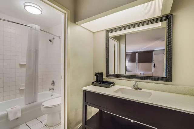 Upgrade, King Bed، Clarion Inn & Suites Florence - Darlington 4/4