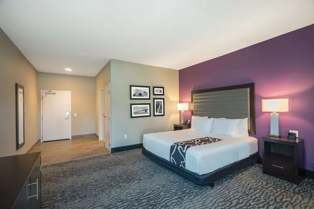 غرفة بسرير كينج لذوي الإعاقة، La Quinta Inn & Suites by Wyndham Memphis Downtown 1/4