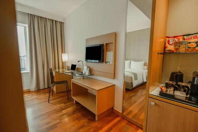 غرفة تنفيذية بسرير كينج، Kimaya Slipi Jakarta by Harris 3/4